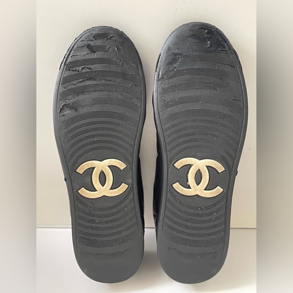 CHANEL Runway Women's Pearl Logo Black Leather Sneakers - Picture 11 of 13